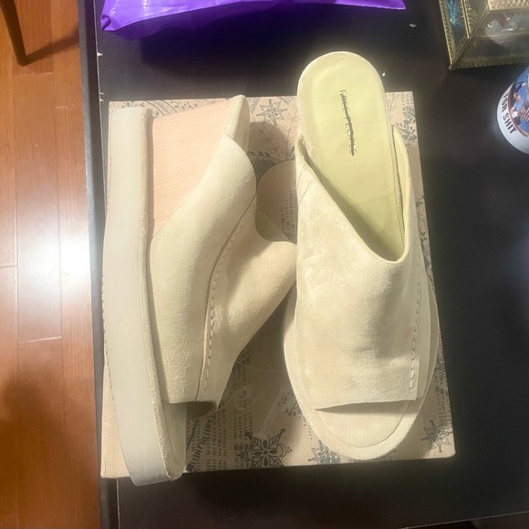 Free People Running In Wedges - Size 8 Beige Suede - NIB $108 MSRP - Picture 2 of 4